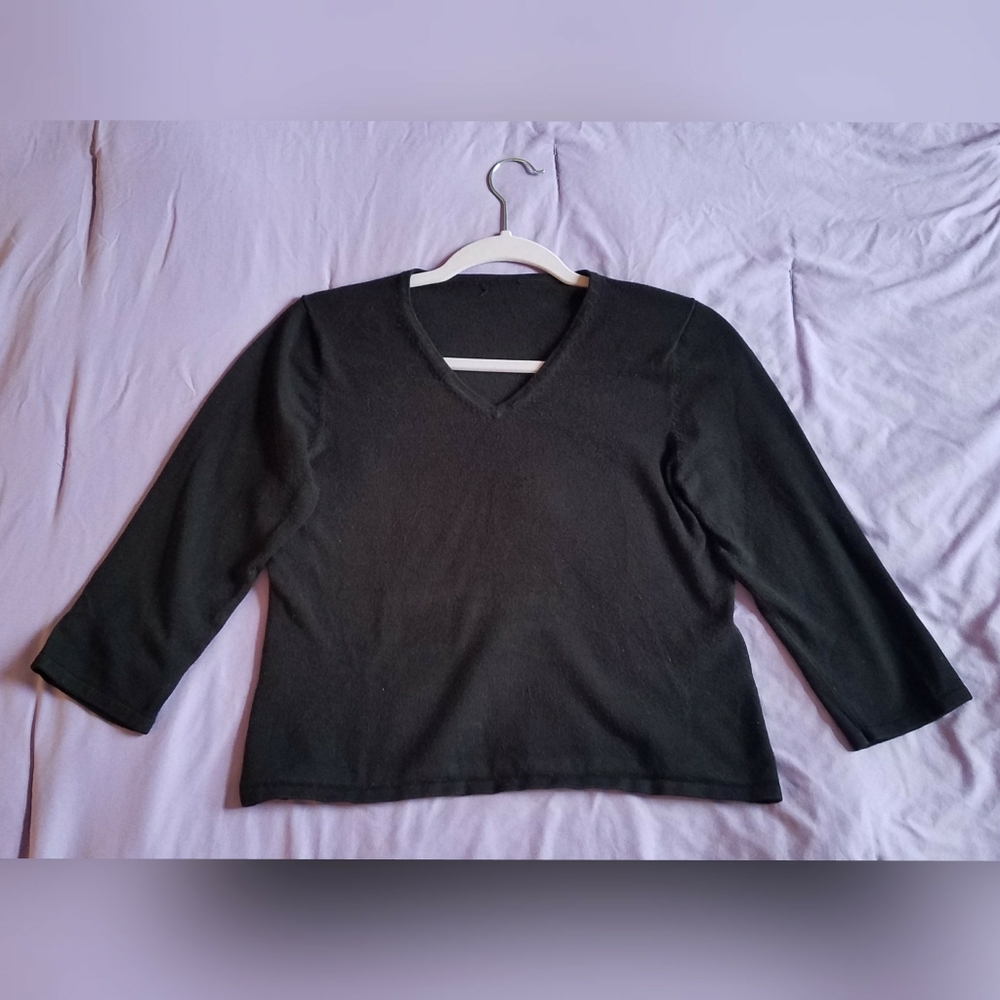 Black V-neck Cropped 3/4 Sleeve Sweater